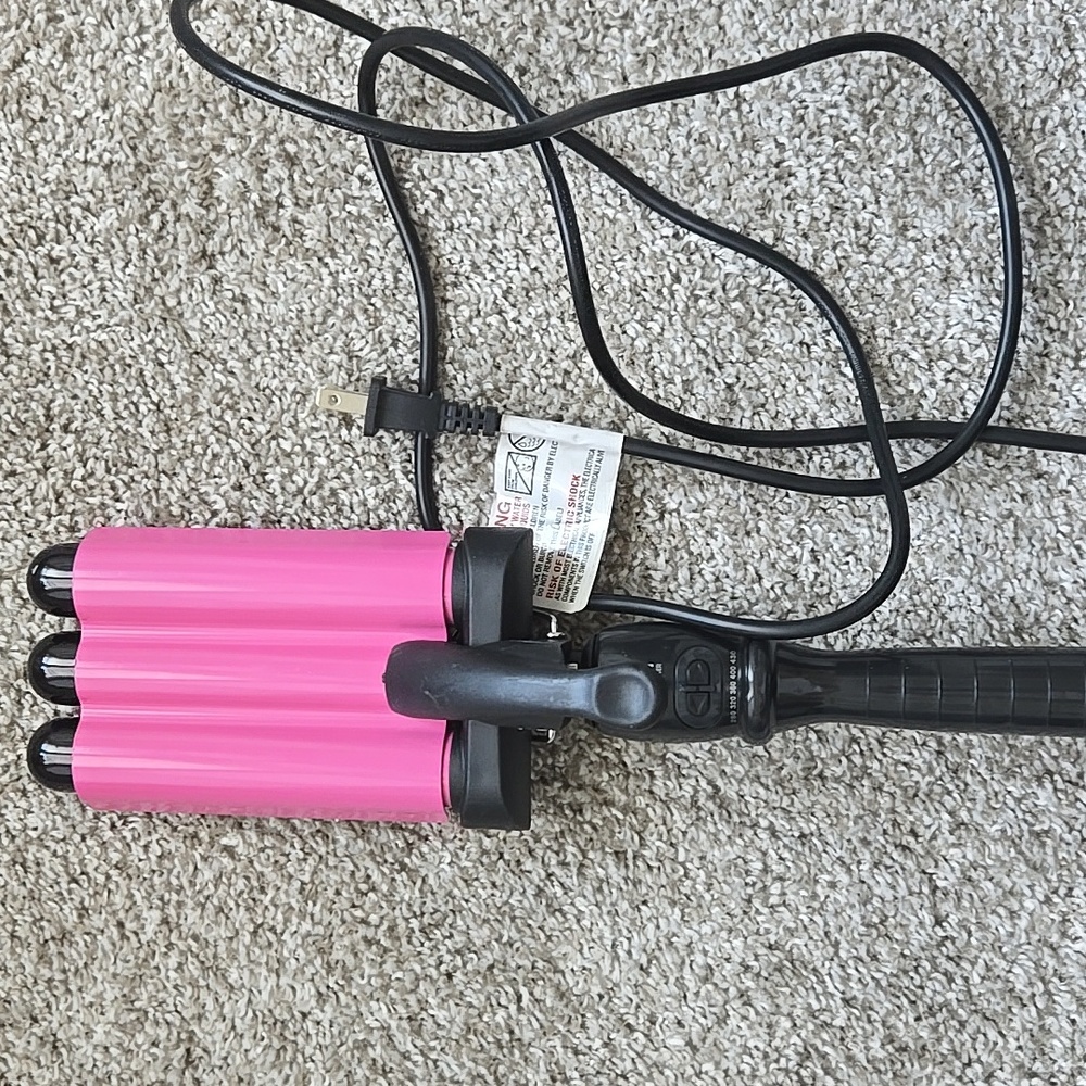 Triple barrel curling iron. Never used.
